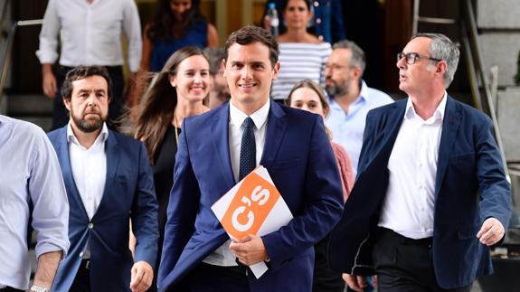 Albert Rivera, acompañado por la Ejecutiva del Ciudadanos.