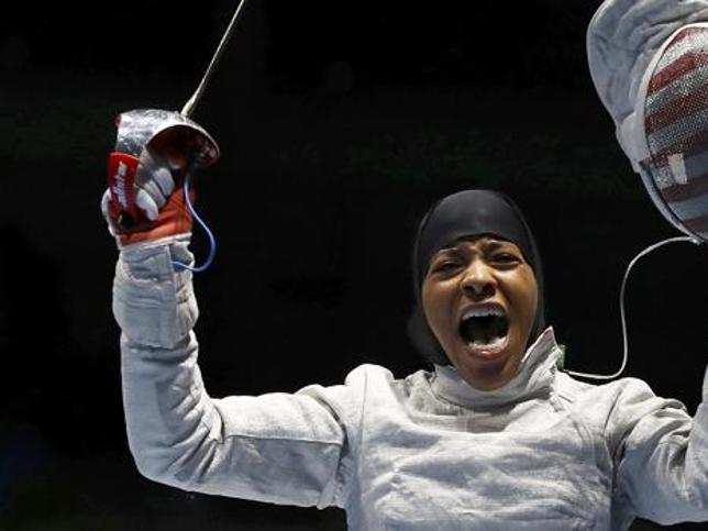 Ibtihaj Muhammad durante su participación en los juegos de Río de Janeiro.