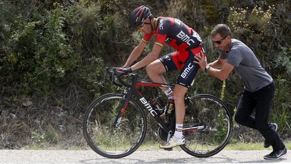 Samuel Sánchez, empujado en una etapa. 