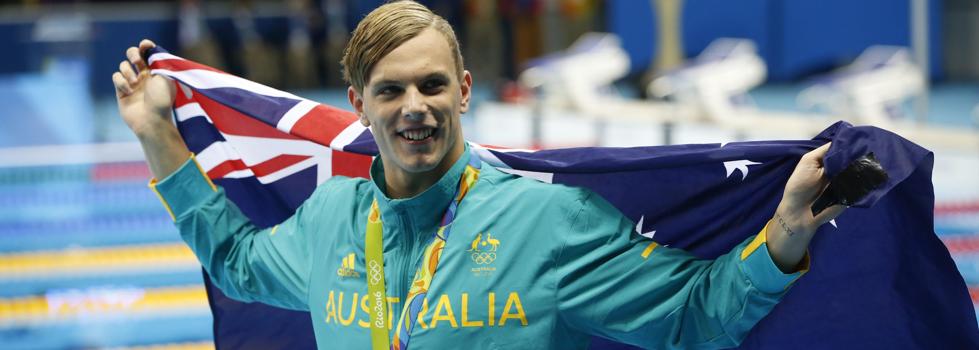 Kyle Chalmers celebra su medalla de oro. 