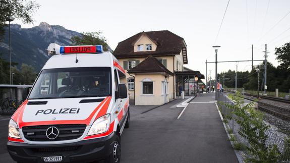 Policía junto a la estación de tren de Salez, donde ha tenido lugar el suceso.