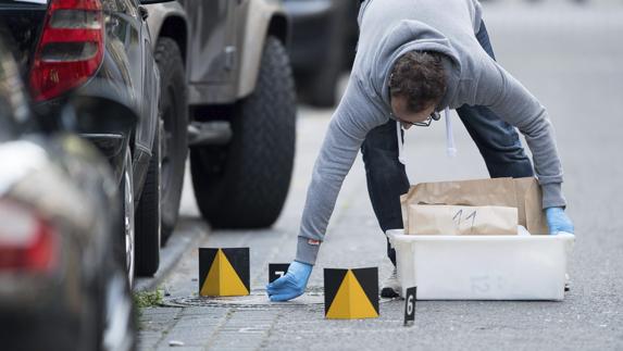 Un policía recoge pruebas en la calle Flandrische de Colonia.