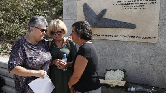 La presidenta de la Asociación de Afectados con familiares de las víctimas en el Parque Juan Carlos I de Madrid.