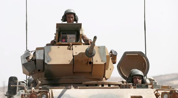 Soldados turcos a bordo de un tanque en la frontera con Siria.