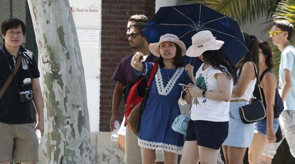 Turistas extranjeros pasean por el centro de Sevilla.