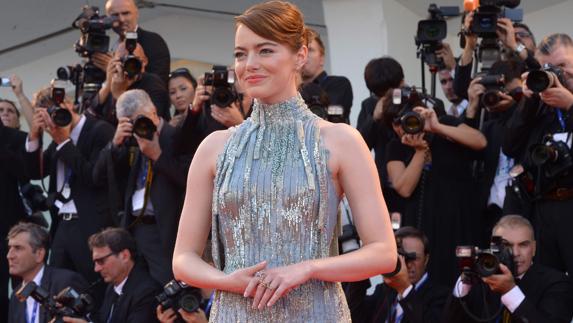 Emma Stone posa sobre la alfombra roja. 