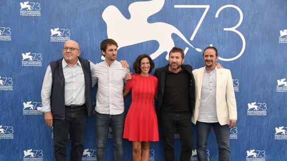 Desde la izquierda; el productor Carlo Degli Espost, Raul Arévalo, Beatriz Bodegas, Antonio de la Torre y Luis Callejo.