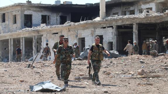 Soldados sirios caminan por un área de Alepo arrebatada a los rebeldes. 