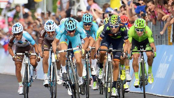 Varios ciclistas, durante una etapa del Giro. 