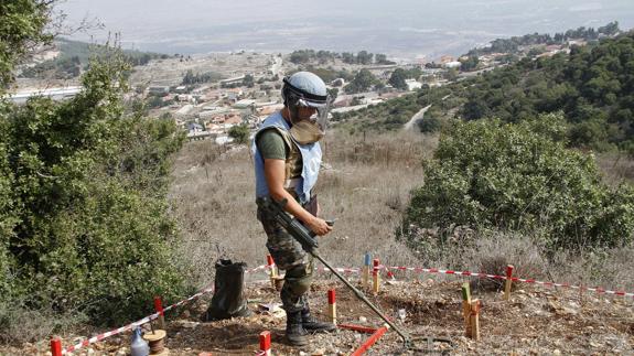 Un militar español lleva a cabo labores de desactivación de minas y proyectiles sin explotar en el Líbano. 