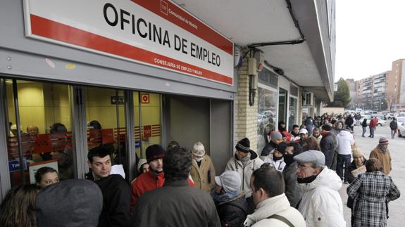 Desempleados hacen col ante una oficina del INEM.