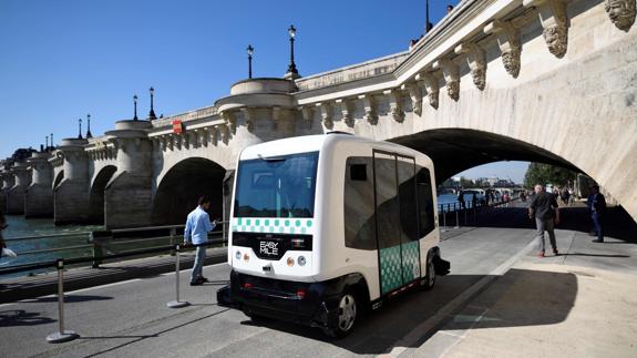 El minibús, circulando por el recorrido de prueba.