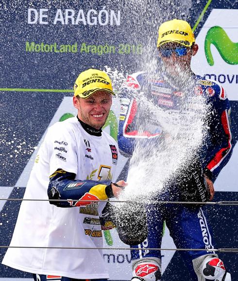 Brad Binder celebra la victoria.