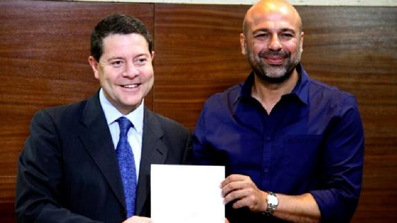Momento de la firma del pacto de investidura entre García-Page y García Molina en junio de 2015.
