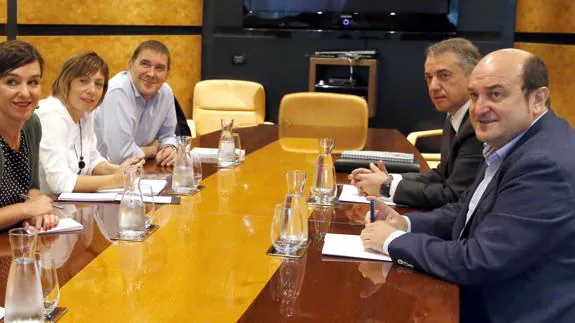 El Ejecutivo vasco en funciones se reúne con EH Bidu en la ronda de negociaciones.
