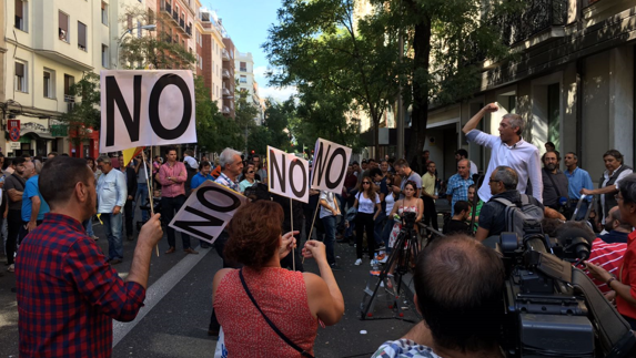 Gritos en Ferraz a favor de Pedro Sánchez.