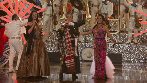 Shaila Durcal, Aida Cuevas y Lila Downs.