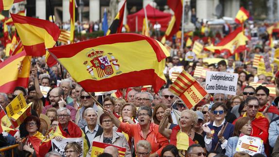 Manifestantes en Barcelona por la unidad de España.