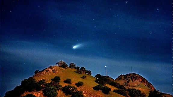 El cometa Hale-Bopp visto desde Yuba (California).