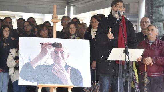 Jacopo Fo habla en el funeral de su padre.