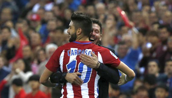 Carrasco celebra un gol con SImeone. 