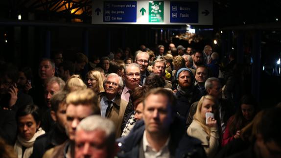 Pasajeros esperan en la entrada del London City Airport.