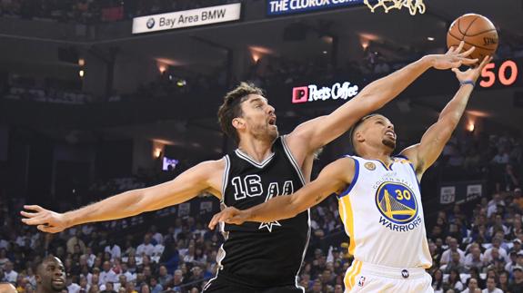 Gasol defiende a Stephen Curry.