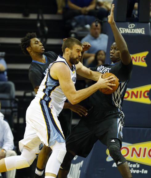 Marc Gasol lucha bajo canasta. 