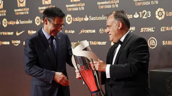 El presidente de la Liga, Javier Tebas , junto al presidente del Barcelona, Josep María Bartomeu. 