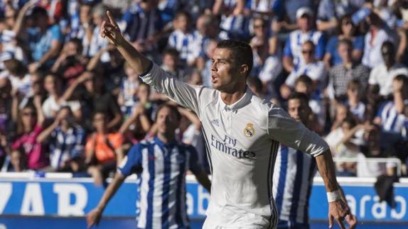 Cristiano celebra uno de los tres goles que le marcó al Alavés.