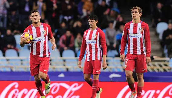 Koke, Griezmann y Savic se lamentan tras el segundo gol de la Real.