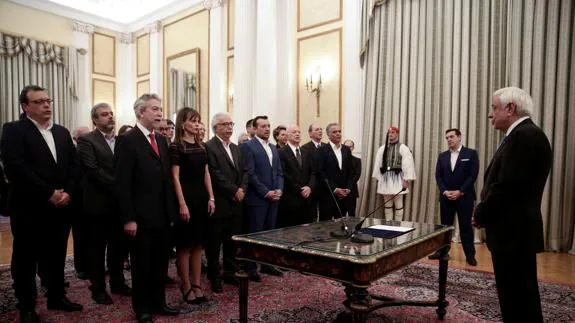 Alexis Tsipras presenta su nuevo Gobierno al presidente Prokopis Pavlopoulos.