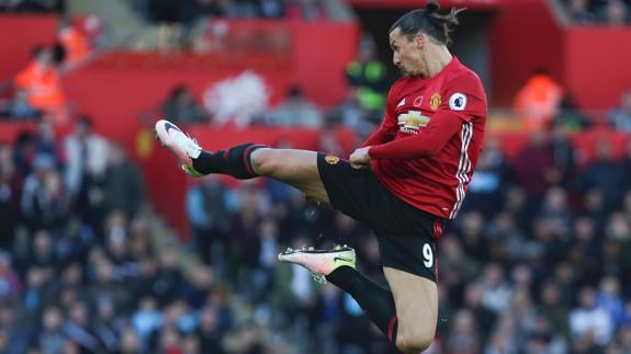 Ibrahimovic celebra uno de sus goles al Swansea. 