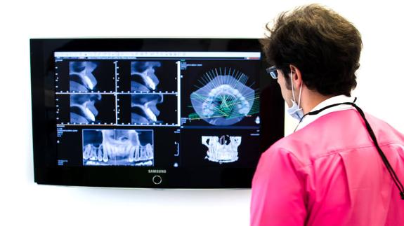 El procedimiento para combatir la periodontitis debe basarse, en primer lugar, en un estudio previo que determine el nivel y profundidad del sarro alojado en las encías.   