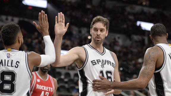 Pau Gasol celebra su anotación con Patty Mills (i) y LaMarcus Aldridge contra los Rockets, el pasado día 10.  