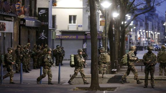 Soldados franceses en las calles de París.