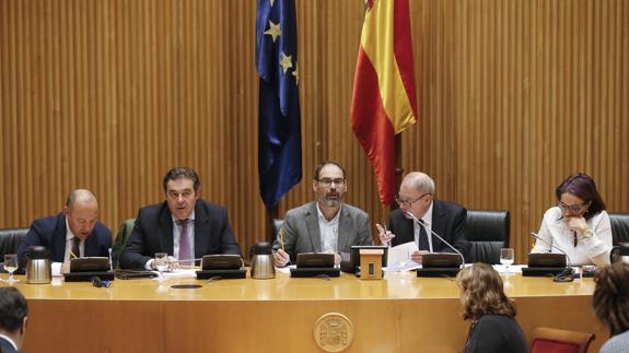 El presidente de la Comisión de Empleo del Congreso y diputado de Unidos Podemos, Alberto Montero (centro).