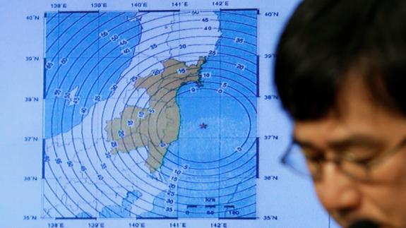 Koji Nakamura, director de la Agencia Meteorológica de Japón, ante un mapa del terremoto.
