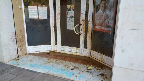 La sede de Ciudadanos con pintadas.