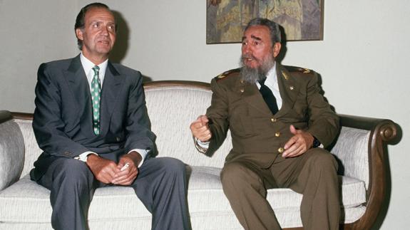 El líder cubano Fidel Castro (d), junto al rey Juan Carlos I en 1991.