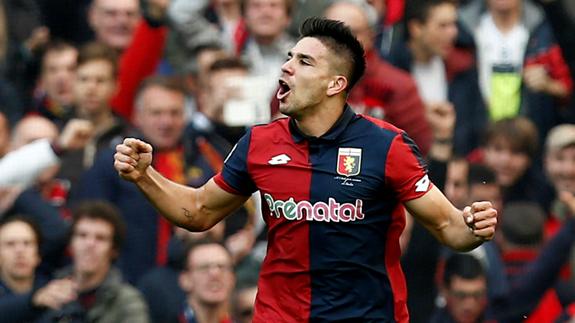 Giovanni Simeone celebra uno de sus goles. 