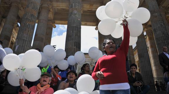 Manifestantes a favor del acuerdo de paz a las puertas del Congreso.