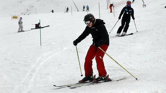 Un usuario se desliza por una pista de esquí