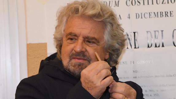 Grillo, antes de votar. 