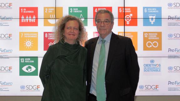 Paloma Durán, directora del Fondo para los Objetivos de Desarrollo Sostenible de Naciones Unidas, y César Alierta, presidente ejecutivo de Fundación Telefónica.