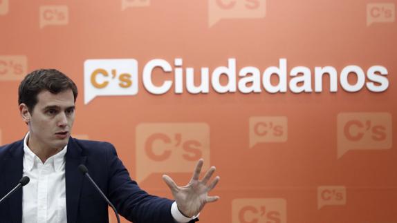 Albert Rivera, durante la rueda de prensa ofrecida tras la reunión mantenida con los sindicatos. 