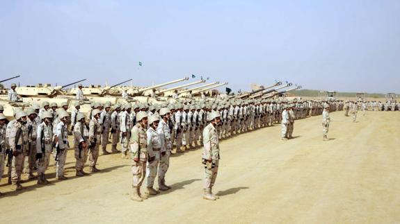 Varias tropas de Arabia Saudí saludan en plena formación.