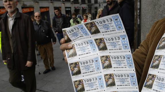 Venta de décimos de Lotería de Navidad en el centro de Madrid.