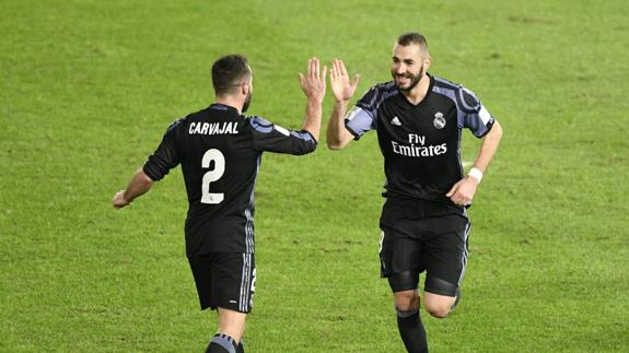 Benzema recibe la felicitación de Carvajal tras marcar ante el América. 