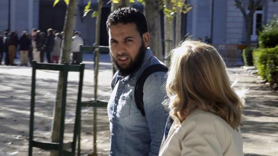 Ahmed Bouguerba a la salida de la Audiencia Nacional.